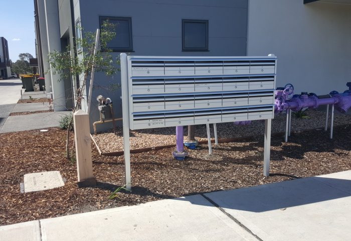Freestanding letterbox bank